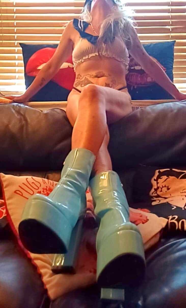 Based In East London /essex........hello Horny Gents!!! I'm Emma, A Frisky English Mature Blonde ....please Call main image