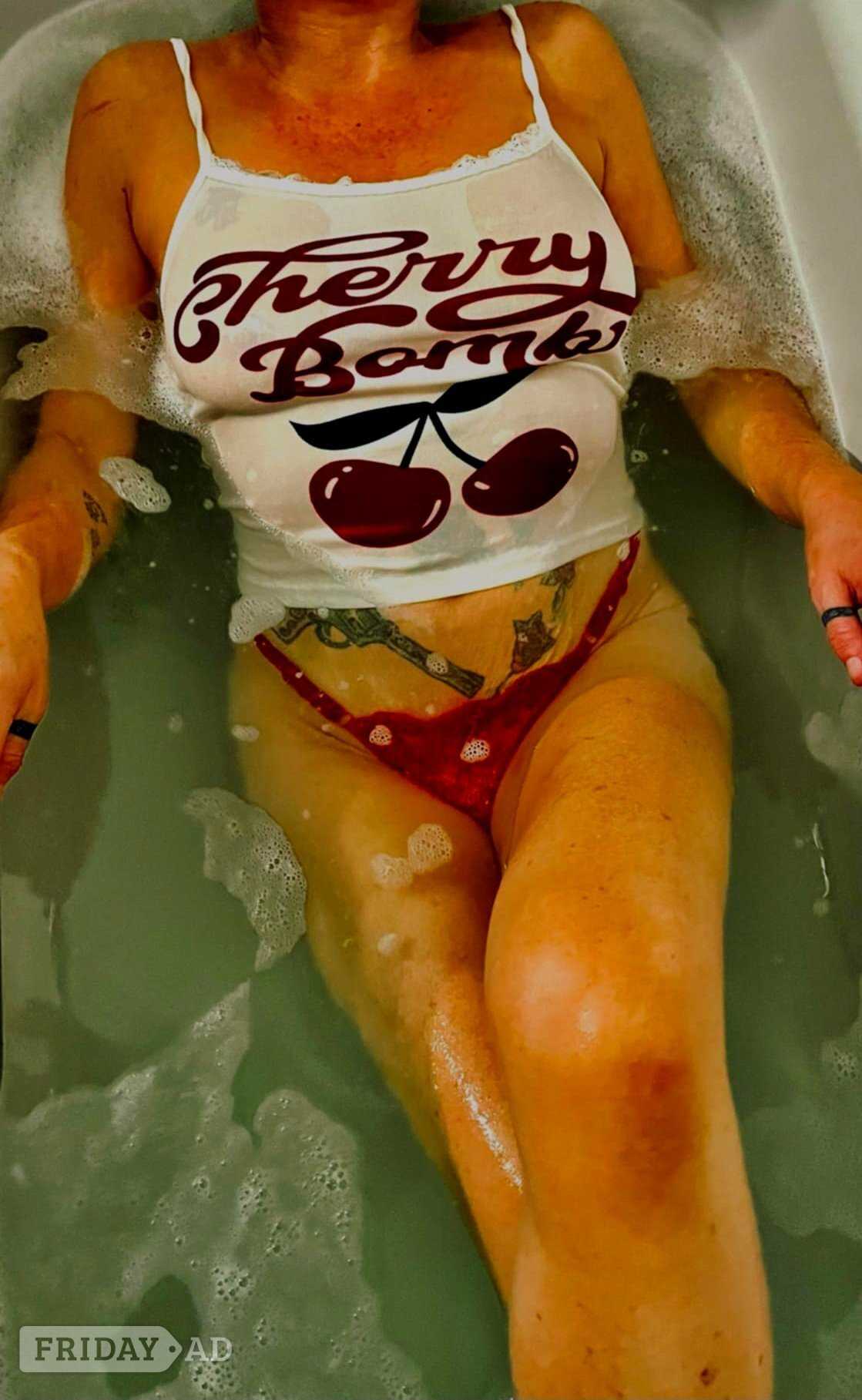 Based In East London /essex........hello Horny Gents!!! I'm Emma, A Frisky English Mature Blonde ....please Call main image
