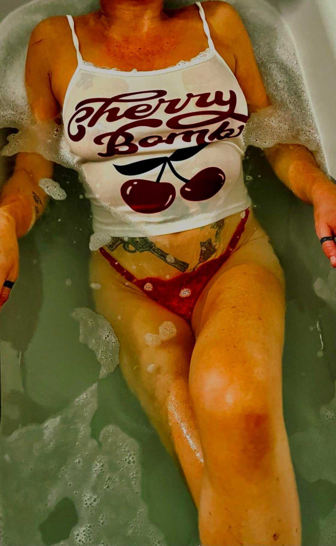 Based In East London /essex........hello Horny Gents!!! I'm Emma, A Frisky English Mature Blonde ....please Call main image