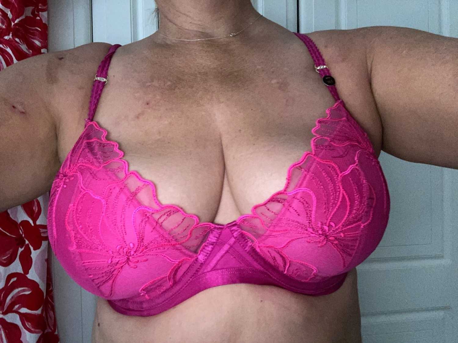 Mature Louise Busty  main image