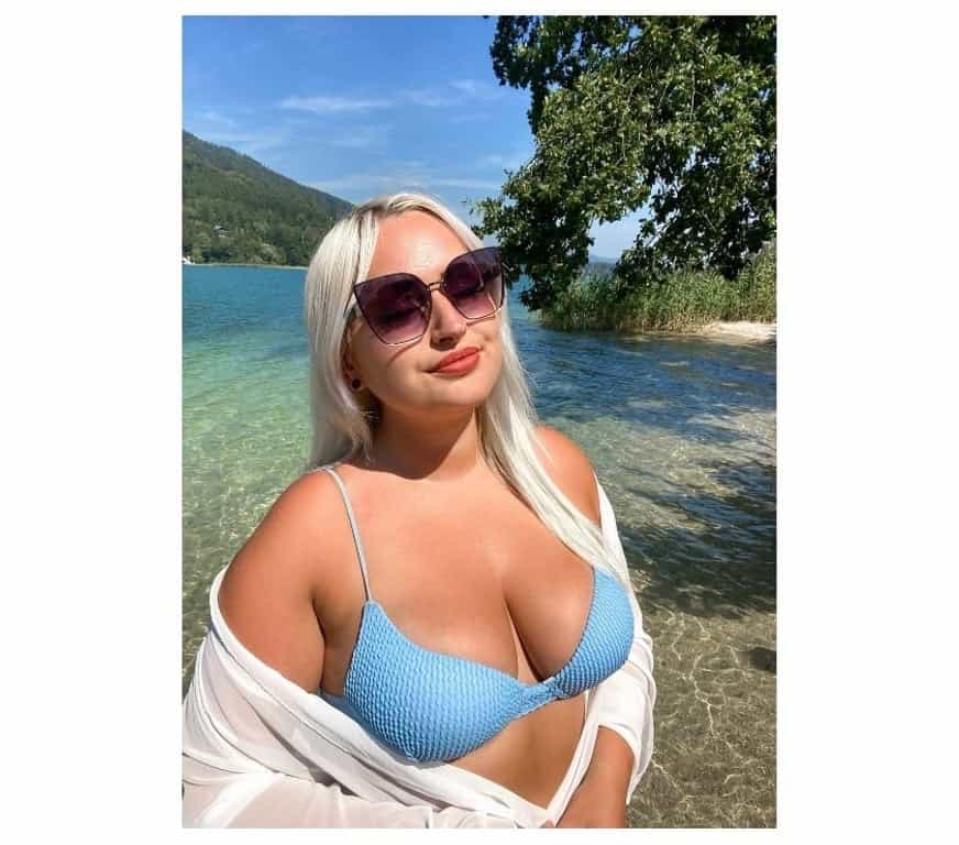 Selena   Gorgeous Blonde Italian main image