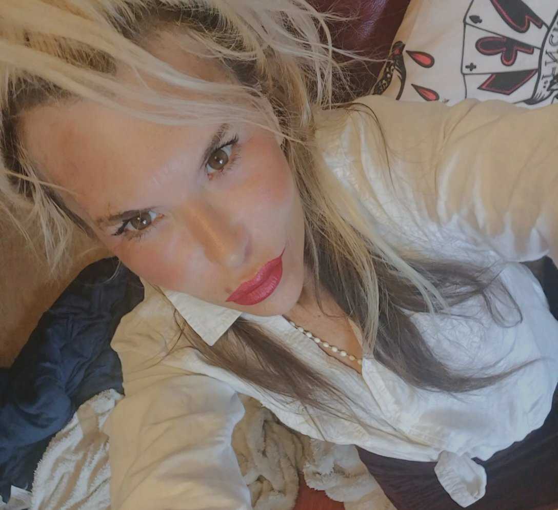 Based In East London /essex........hello Horny Gents!!! I'm Emma, A Frisky English Mature Blonde ....please Call main image