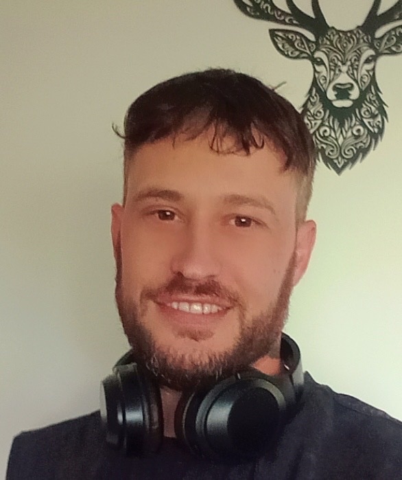 36y/o Slim Male Company For Ladies backdrop