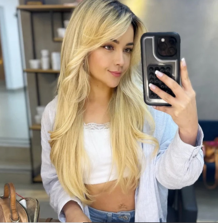 Irresistible Blonde With A Smile You Won’t Forge backdrop