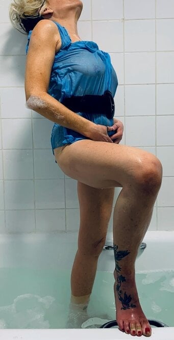 Based In East London /essex........hello Horny Gents!!! I'm Emma, A Frisky English Mature Blonde ....please Call backdrop
