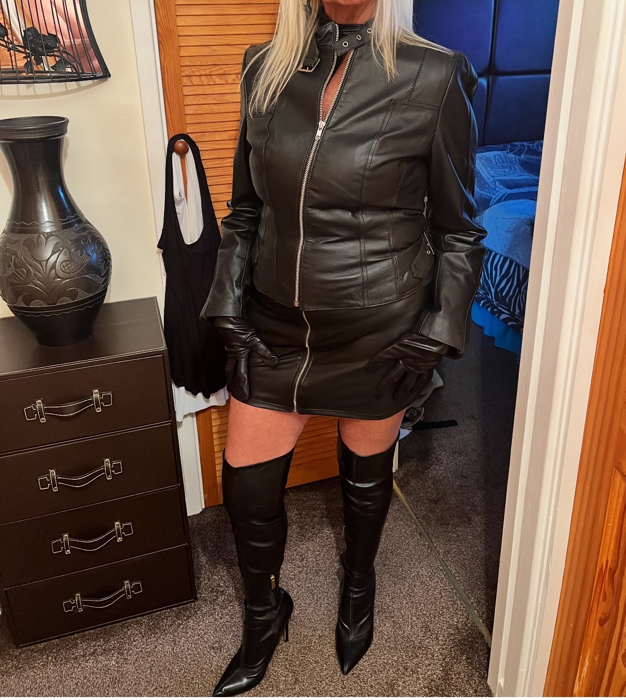 Medway Mature Sexy Blonde backdrop