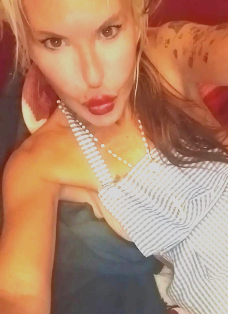 Based In East London /essex........hello Horny Gents!!! I'm Emma, A Frisky English Mature Blonde ....please Call backdrop