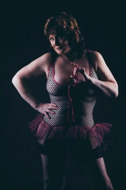 Bristol Mature Kitty Has It All! backdrop