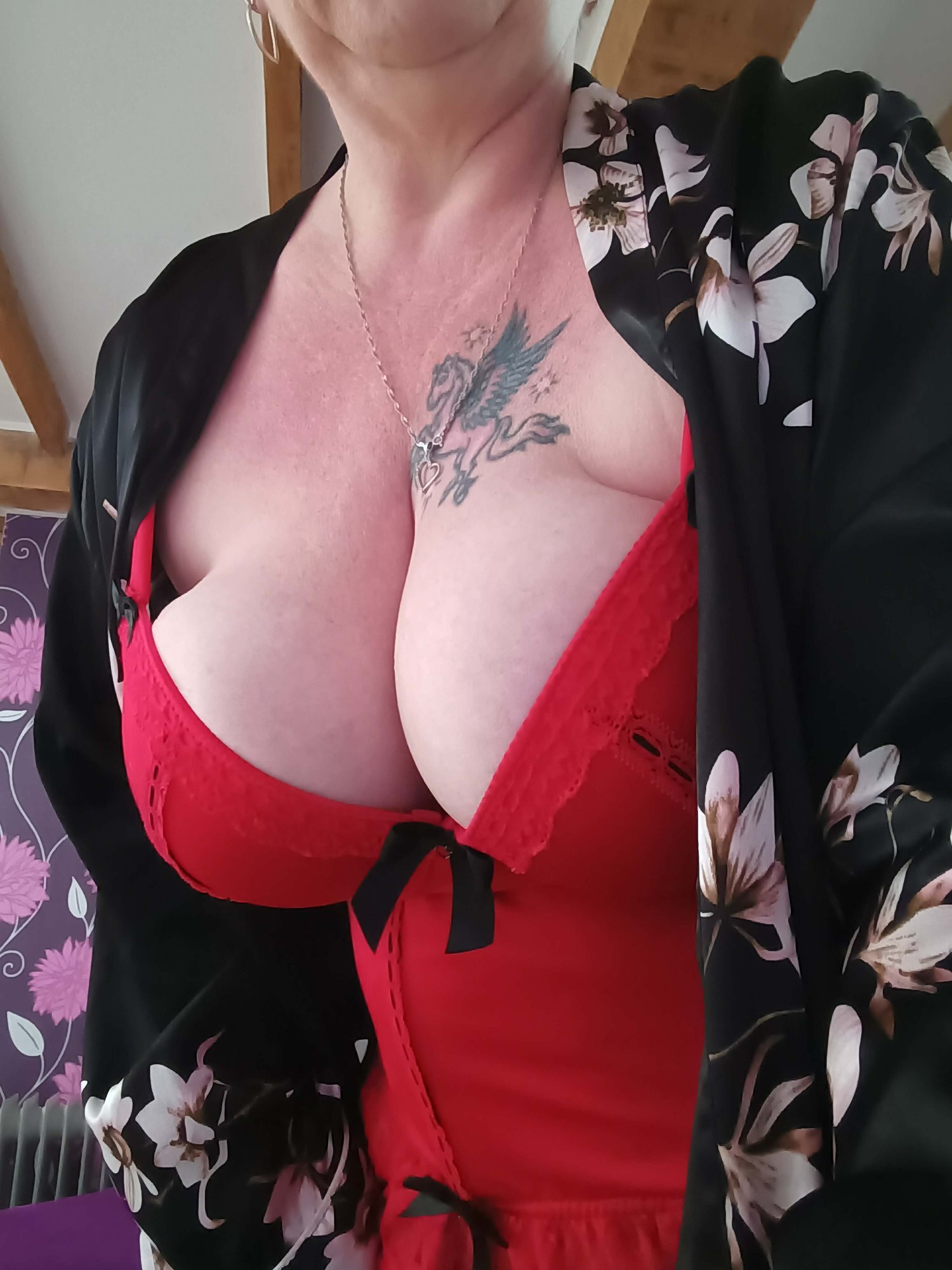 Busty And Curvy Qualified Erotic And Sensual Massage Therapist backdrop