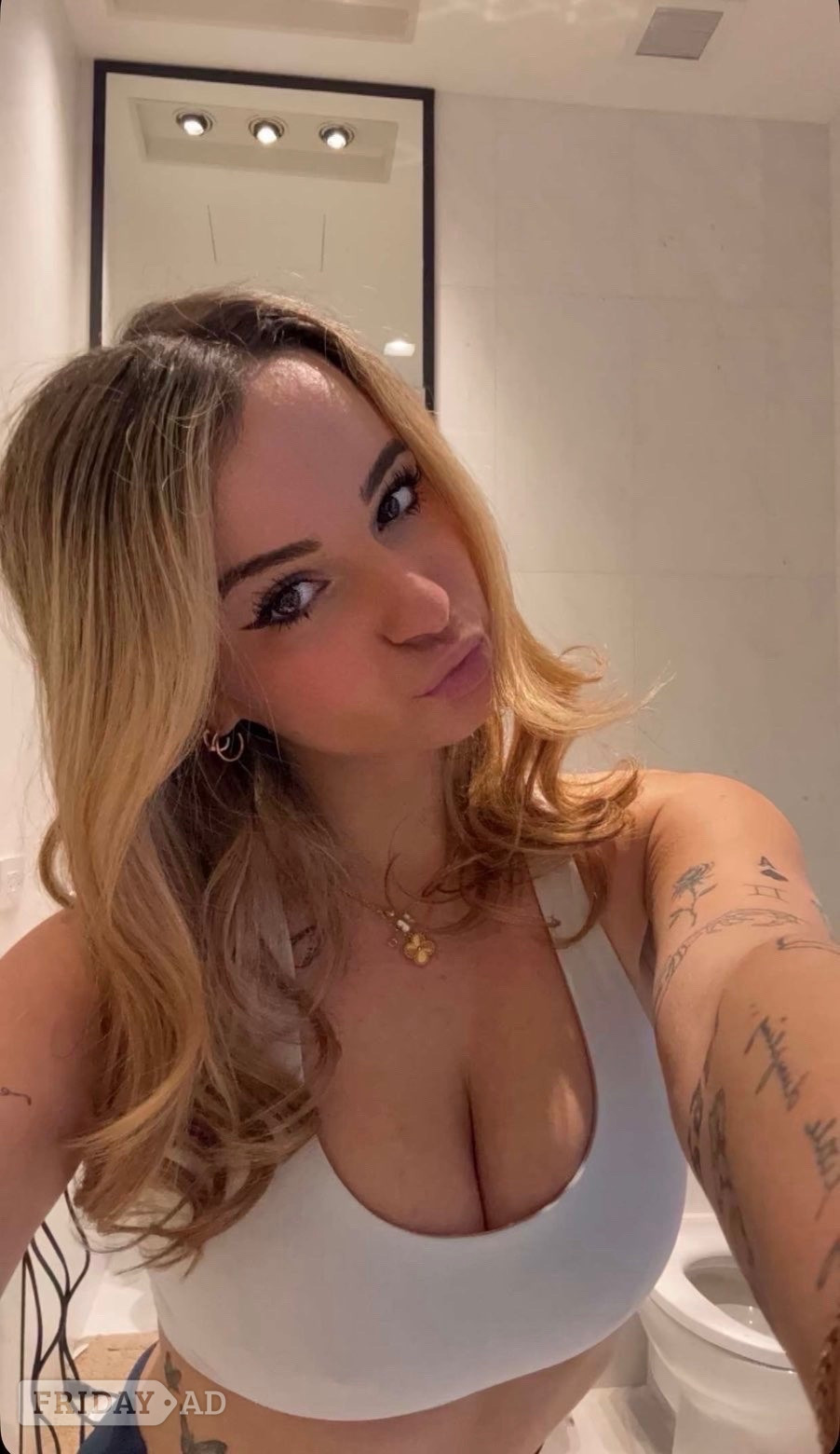 New Sweet Matured And Discreet Escort In Town  backdrop