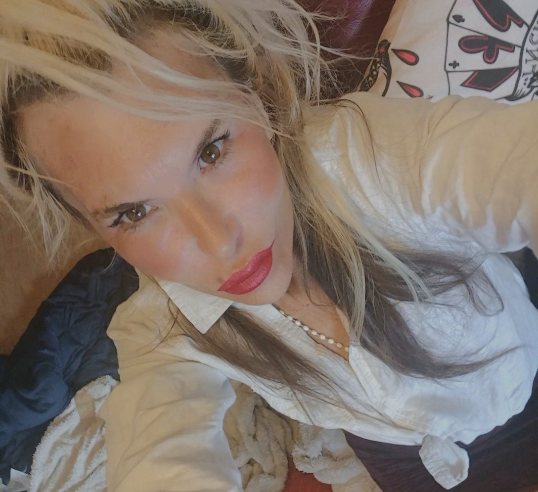 Based In East London /essex........hello Horny Gents!!! I'm Emma, A Frisky English Mature Blonde ....please Call backdrop